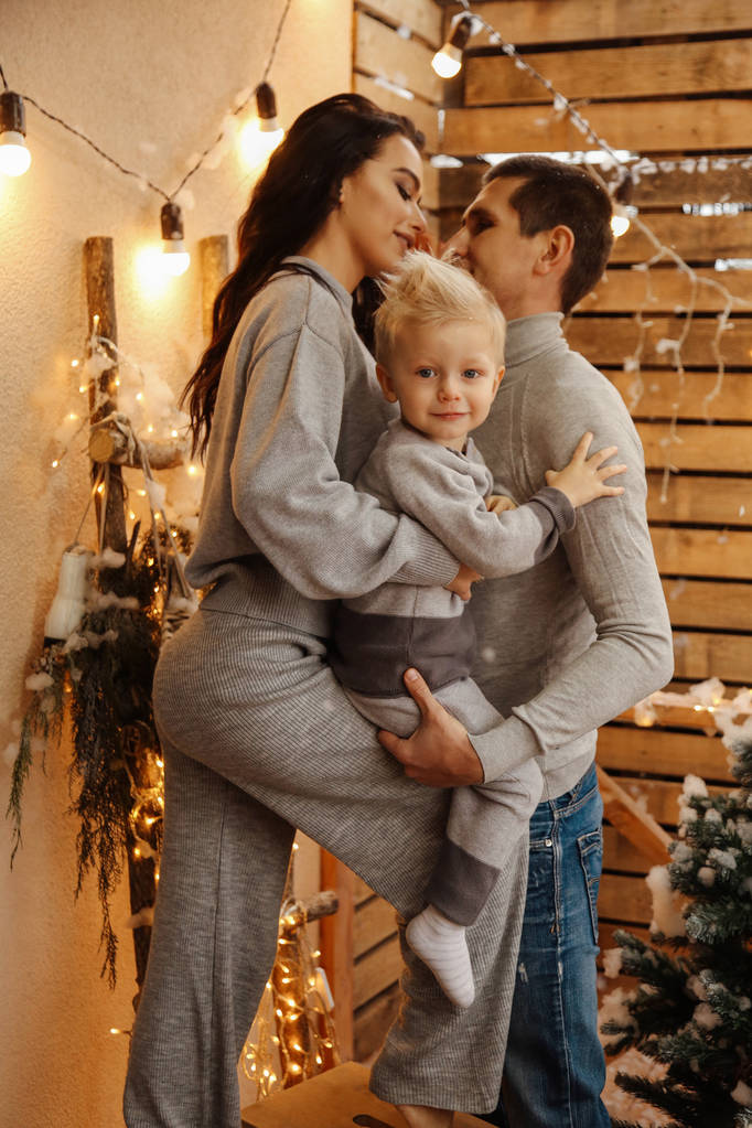 美しい幸せな家族お祝いクリスマスで居心地の良い装飾されたh - 写真・画像