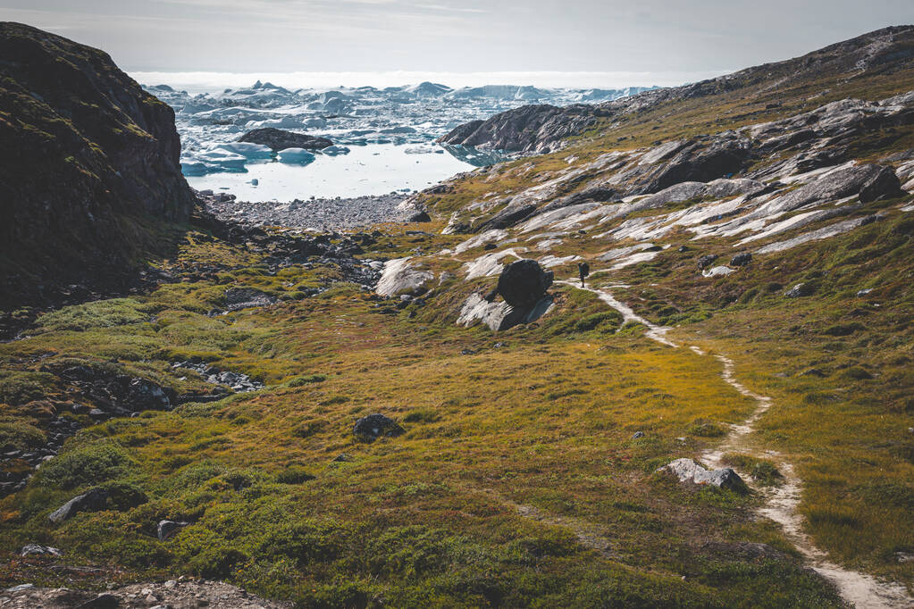Вид на Icefjord в Ilulissat. Легкий походный маршрут к знаменитому Кангиа в Гренландии. Ilulissat Icefjord, видимый со смотровой площадки. Объявлен объектом Всемирного наследия ЮНЕСКО в 2004 году
. - Фото, изображение