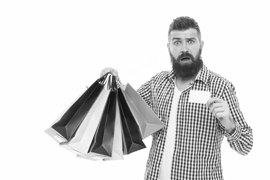 Ne felejtsd el, hogy vegye fel az ingyenes ajándékot. Meglepett Shopper bemutató Ajándékkártya izolált fehér. Szakállas férfi mosolyogva ajándékutalványt és bevásárló táskák. Vásárlás üdülési ajándék, másolási tér - Fotó, kép