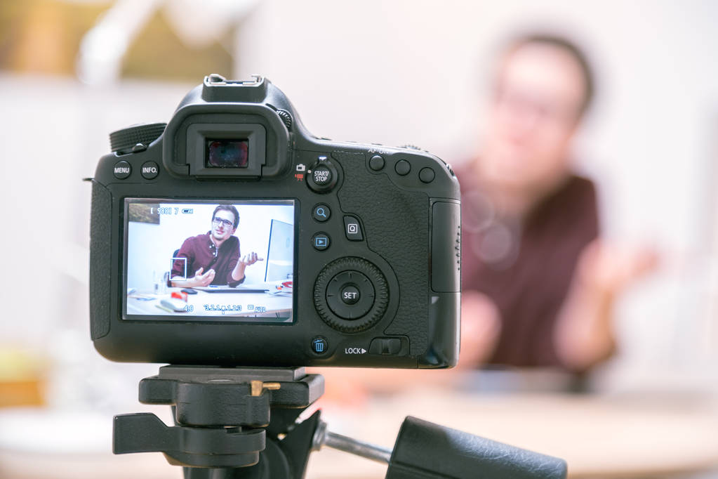 Vídeo blogueiro em casa: Câmera no tripé está filmando um jovem s
 - Foto, Imagem
