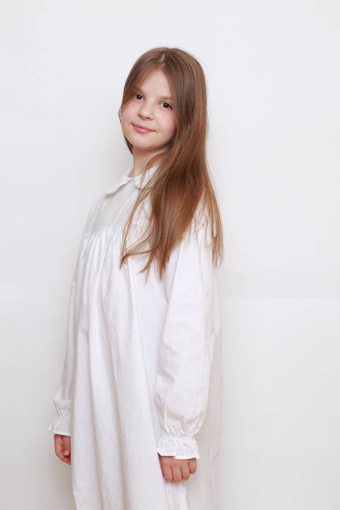 Kavkazské krásné dítě v noční košili - Fotografie, Obrázek