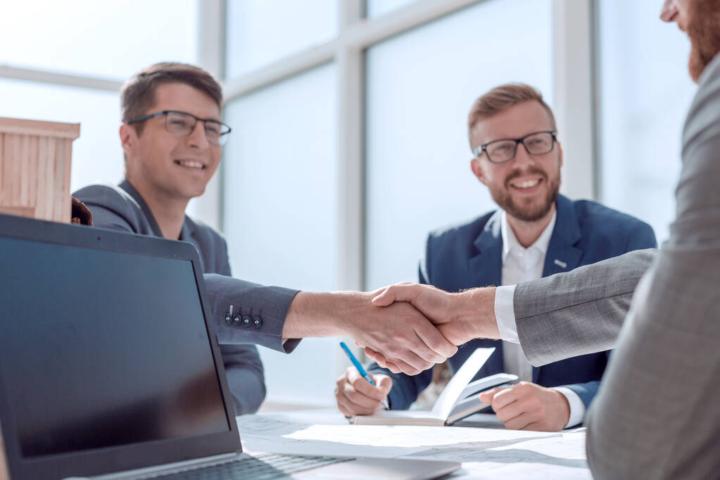 De cerca. gente de negocios estrechando la mano en una reunión en la oficina
 - Foto, imagen