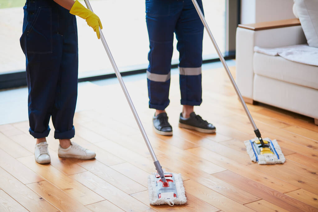 人々と家事の概念です2人の清掃員の足が床を洗う - 写真・画像