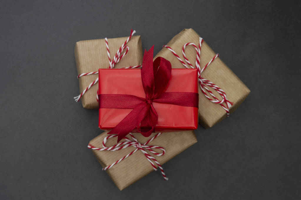 Κιβώτια δώρων σε σκούρο φόντο. Χριστούγεννα mock up με αντίγραφο χώρο. Χειμερινές διακοπές με δώρα, θέα στην κορυφή, επίπεδη lay. - Φωτογραφία, εικόνα
