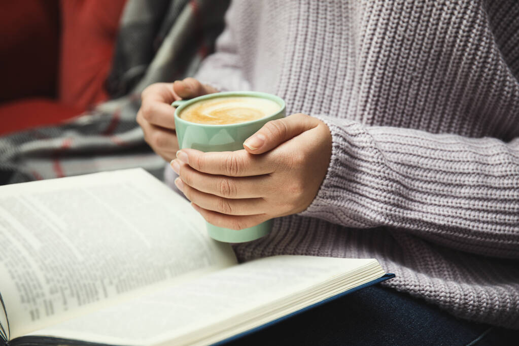 Femme avec tasse de café livre de lecture à la maison, gros plan
 - Photo, image