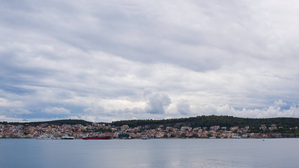 Vista del atardecer de la ciudad griega de Argostoli en la isla de Cefalonia en Grecia
. - Foto, Imagen