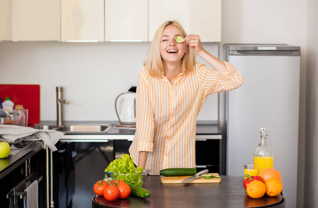 Nuori nainen ruoanlaitto keittiössä - Valokuva, kuva