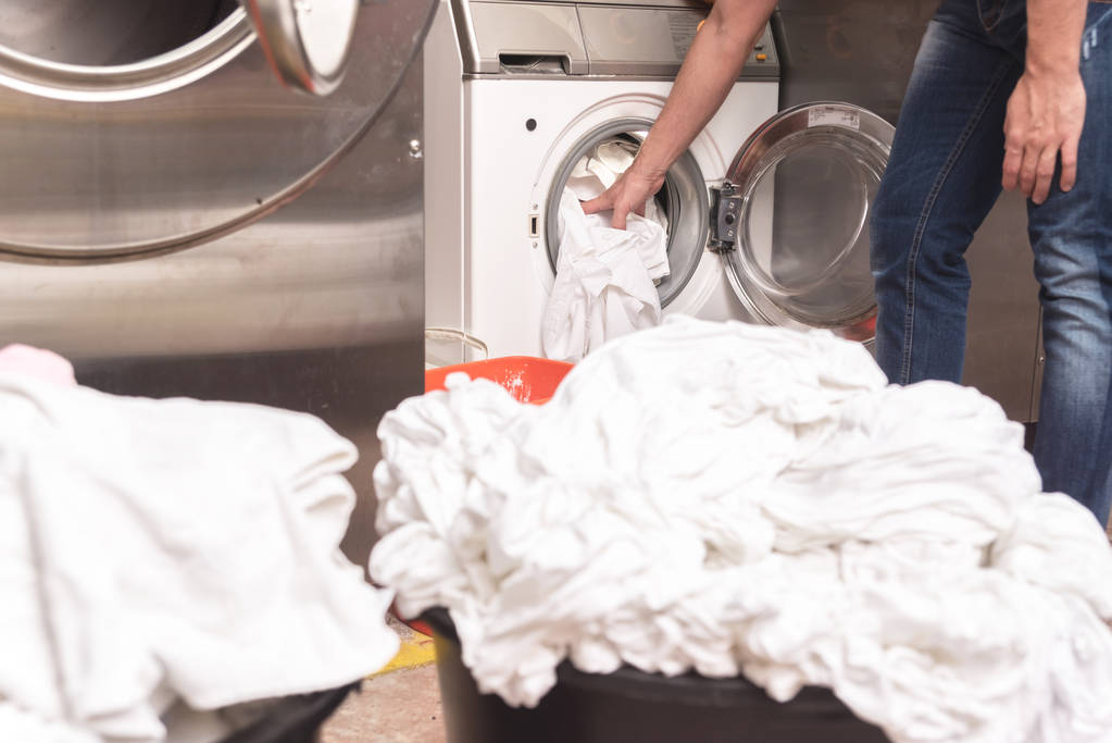 Männliche Hand nimmt saubere Wäsche aus der Waschmaschine - Foto, Bild