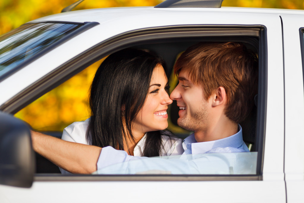 Casal beijo romântico sentado no carro
 - Foto, Imagem