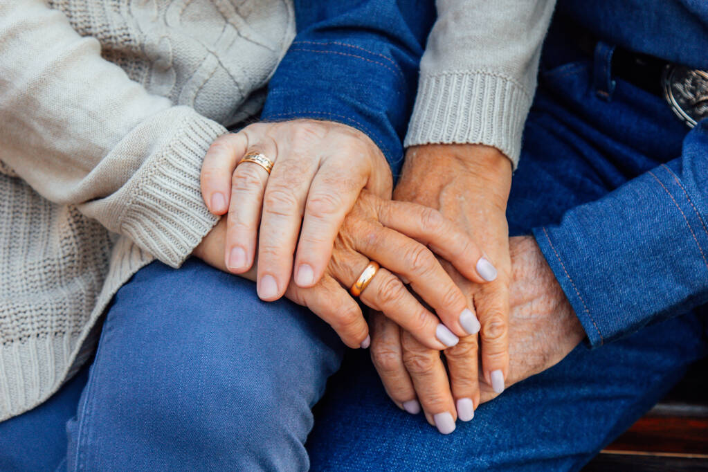 mãos de um par idoso close-up com uma aliança de casamento em um dedo
. - Foto, Imagem
