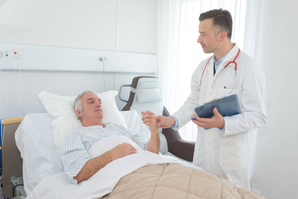 doktor mluví se svým starým pacientem - Fotografie, Obrázek