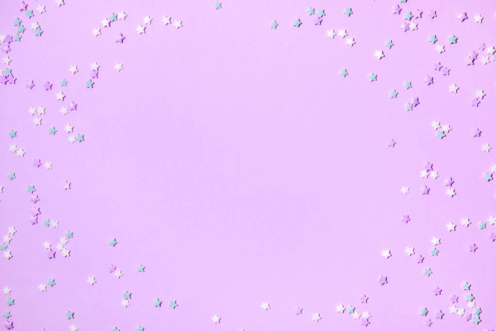 Pequeñas estrellas confeti sobre fondo lila
 - Foto, imagen