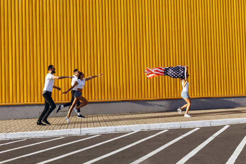 Группа молодых друзей весело провести время с американским флагом в
  - Фото, изображение