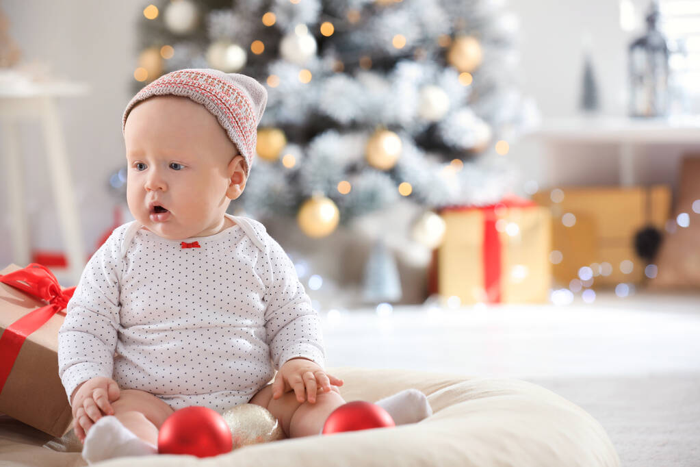 Kleine baby draagt binnen een leuke hoed. Eerste kerstmis - Foto, afbeelding