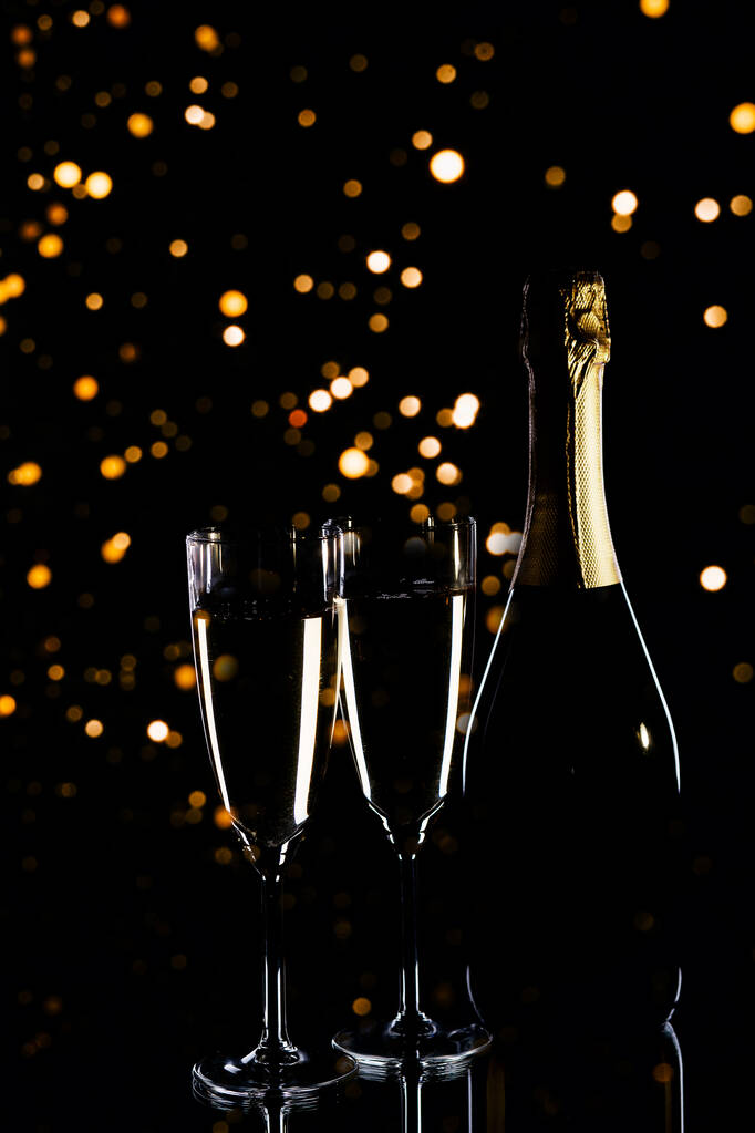 Botella de champán y copas de champán - Foto, imagen