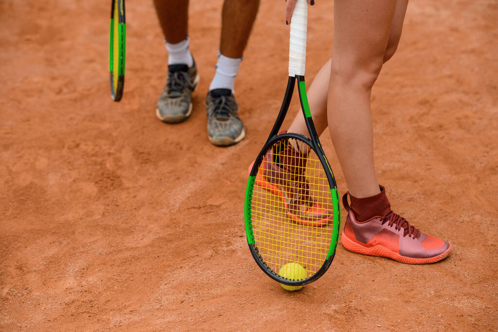 Las raquetas modernas, la pelota y el calzado de estilo en el suelo
. - Foto, imagen