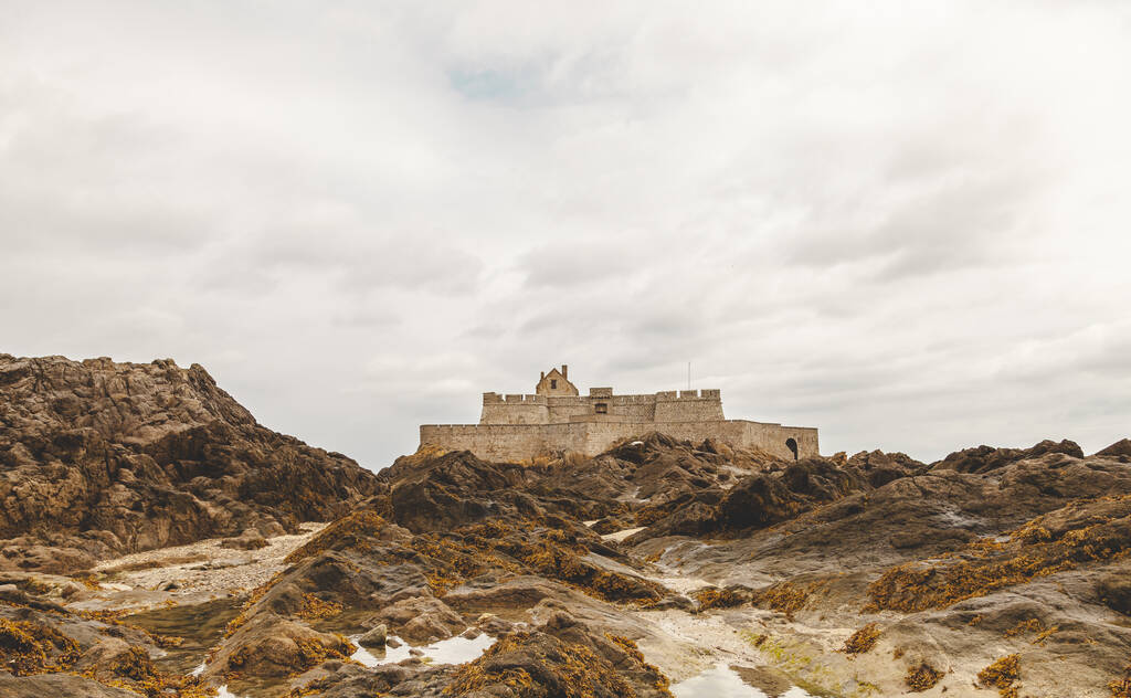 paisagem de uma fortaleza medieval na costa francesa vista em baixo
 - Foto, Imagem