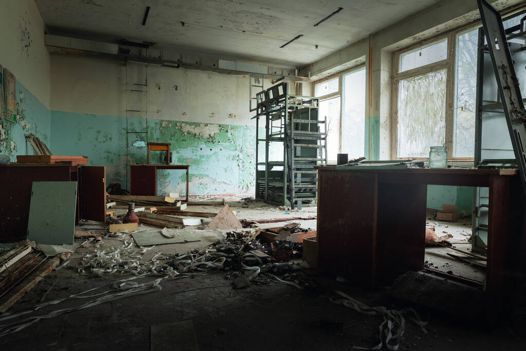 Verlassenes und unordentliches Zimmer in Pripyat Post - Foto, Bild