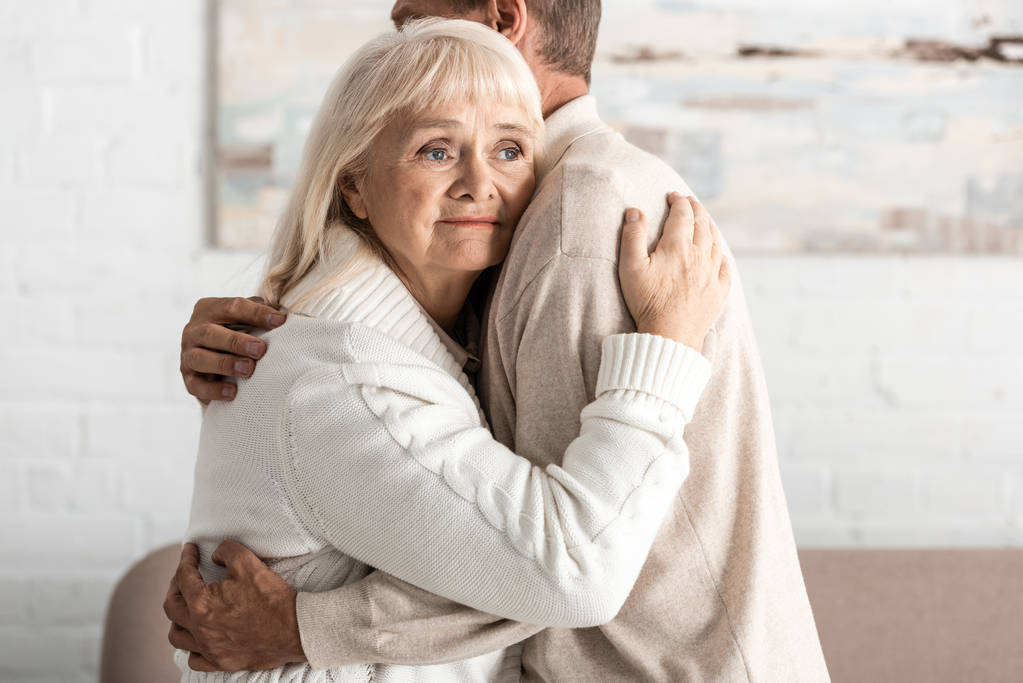 oříznutý pohled na muže v důchodu objímající manželku s duševní poruchou - Fotografie, Obrázek