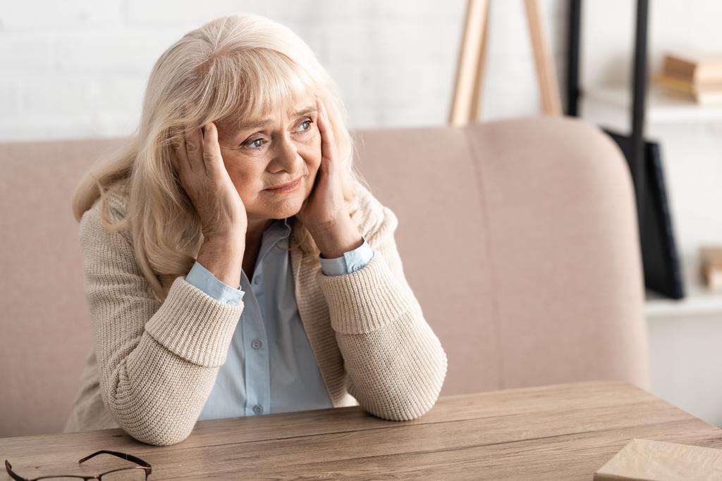 szomorú idős nő emlékezetkieséssel otthon  - Fotó, kép