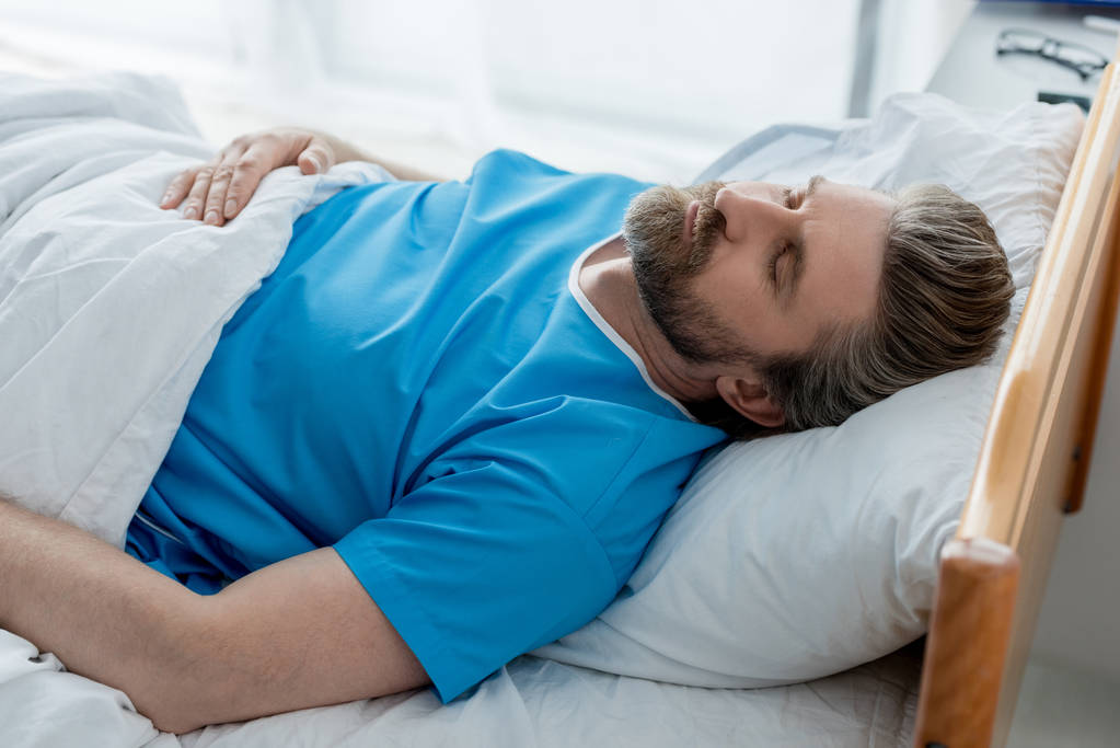 άποψη υψηλής γωνίας του ασθενούς σε ιατρικό φόρεμα ύπνου στο νοσοκομείο  - Φωτογραφία, εικόνα