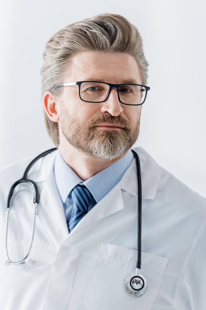 guapo doctor en blanco abrigo mirando cámara en hospital
  - Foto, imagen