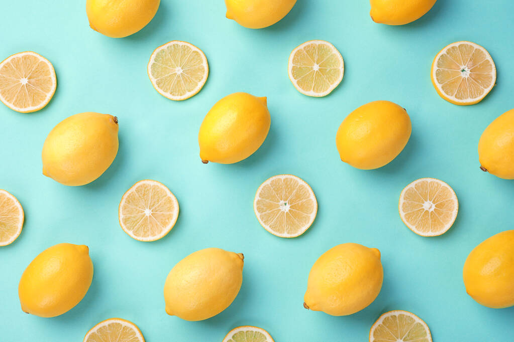 flache Komposition mit frischen Zitronen auf türkisfarbenem Hintergrund - Foto, Bild
