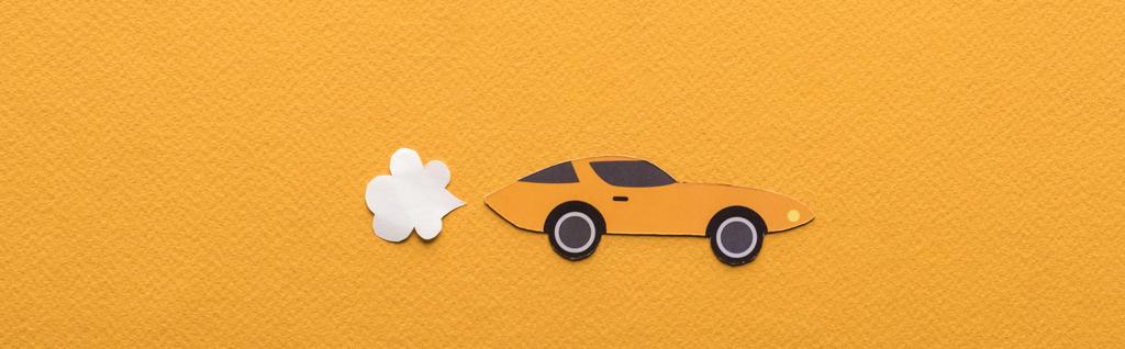 κορυφαία άποψη του χαρτιού περικοπή σπορ αυτοκίνητο με καυσαέρια σε πορτοκαλί φόντο, πανοραμική λήψη - Φωτογραφία, εικόνα