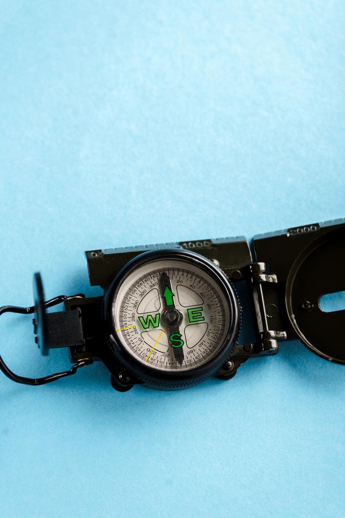 retro a černý kompas na modré s kopírovacím prostorem - Fotografie, Obrázek