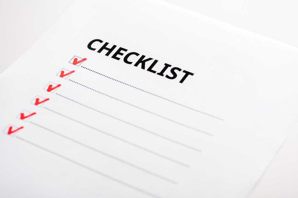 close-up van papier met checklist letters geïsoleerd op wit - Foto, afbeelding