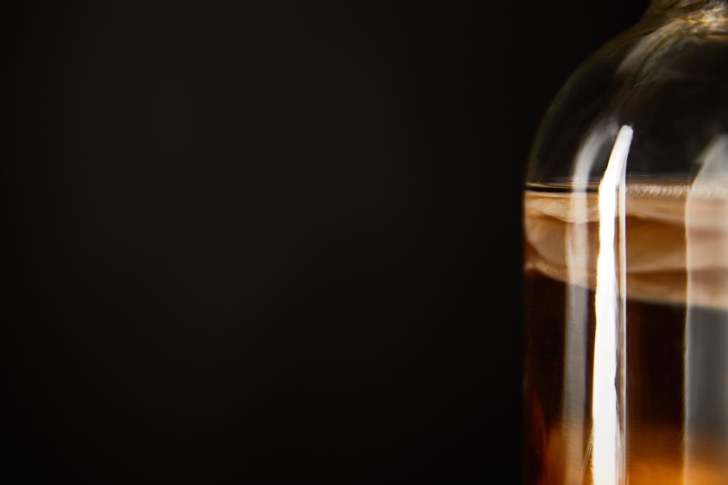 close up άποψη του γυάλινου βάζου με kombucha απομονώνονται σε μαύρο - Φωτογραφία, εικόνα