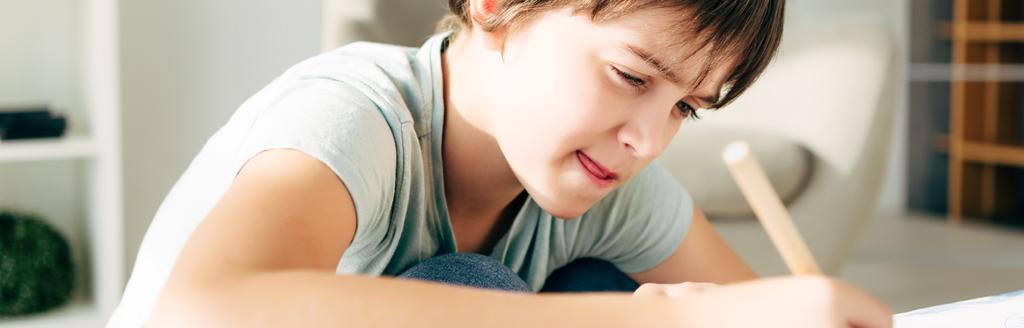 панорамный снимок ребенка с дислексией рисунка карандашом
  - Фото, изображение