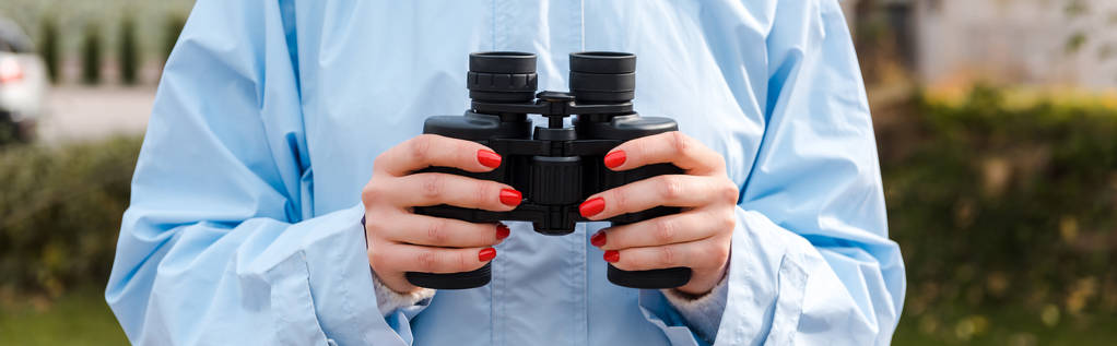 tiro panorâmico de mulher segurando binóculos
  - Foto, Imagem