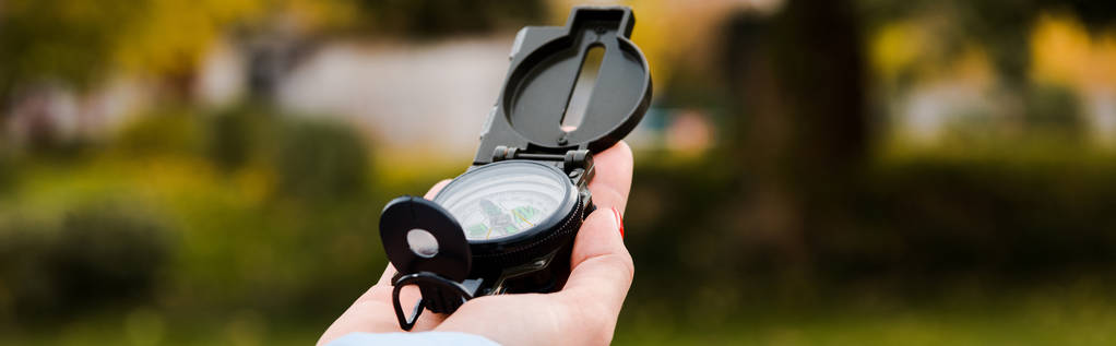 panoramisch schot van vrouw met retro kompas  - Foto, afbeelding