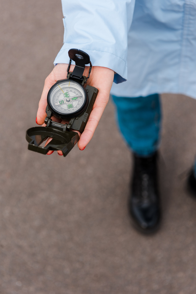 bijgesneden beeld van vrouw houden retro kompas in de hand buiten  - Foto, afbeelding