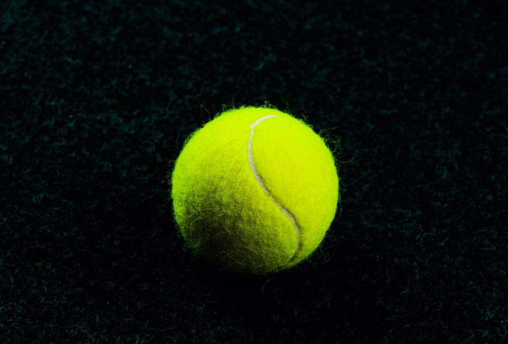 Balle de tennis isolée sur noir avec éclairage dramatique
 - Photo, image