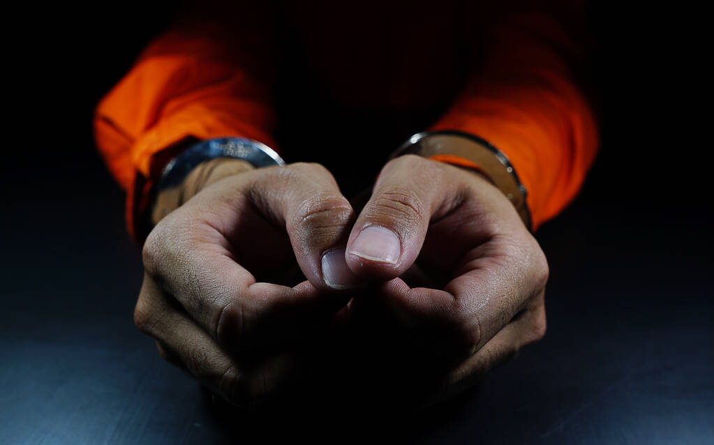 Крупный план мужских рук в наручниках
  - Фото, изображение