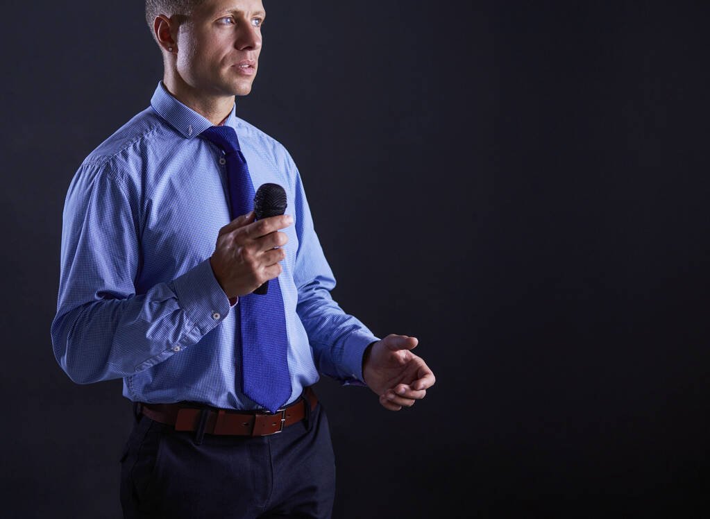 Концепция речи бизнесмена, беседующего с микрофоном в конференц-зале - Фото, изображение