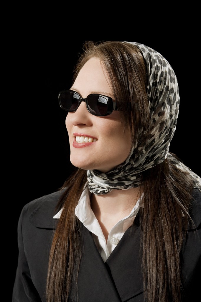 Женщина в шарфе и солнечных очках
 - Фото, изображение
