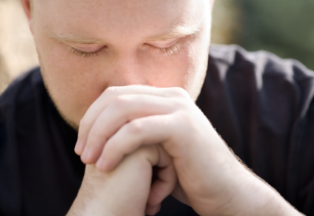 een man bidden - Foto, afbeelding