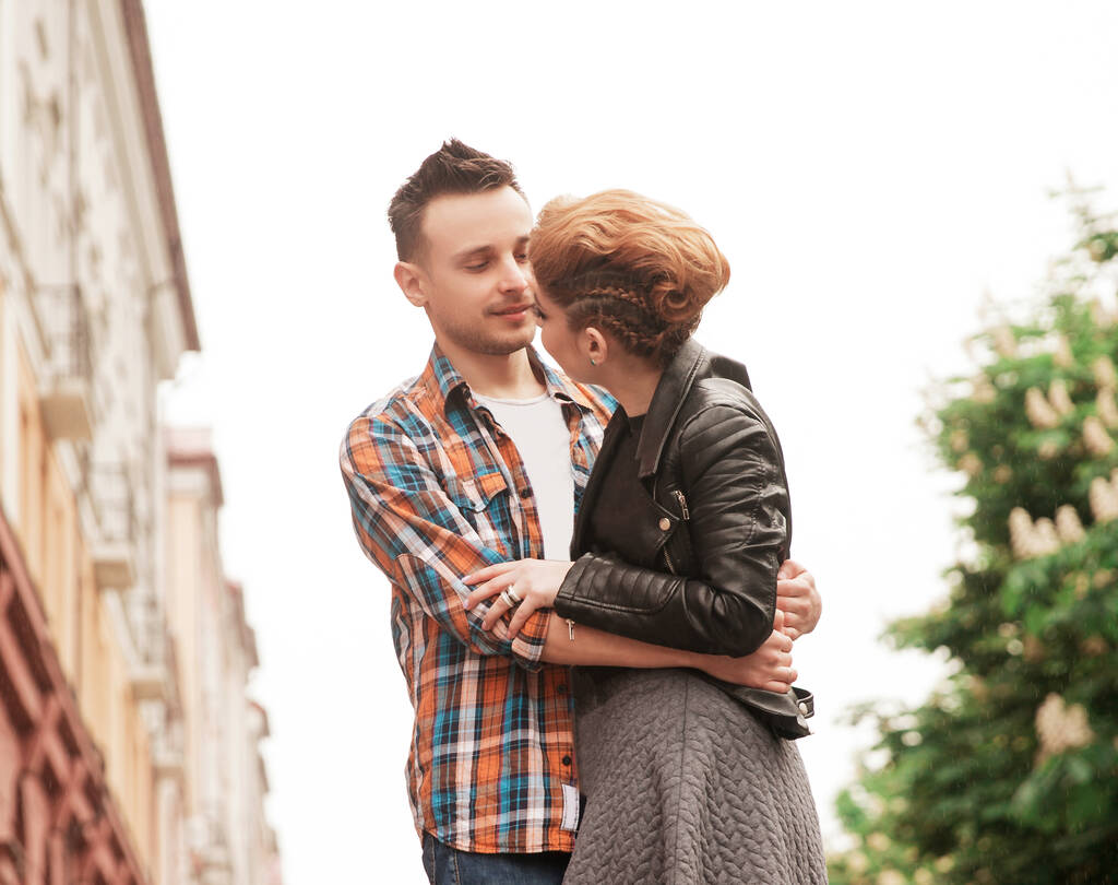 concepto de amor: pareja besándose en la calle
 - Foto, imagen