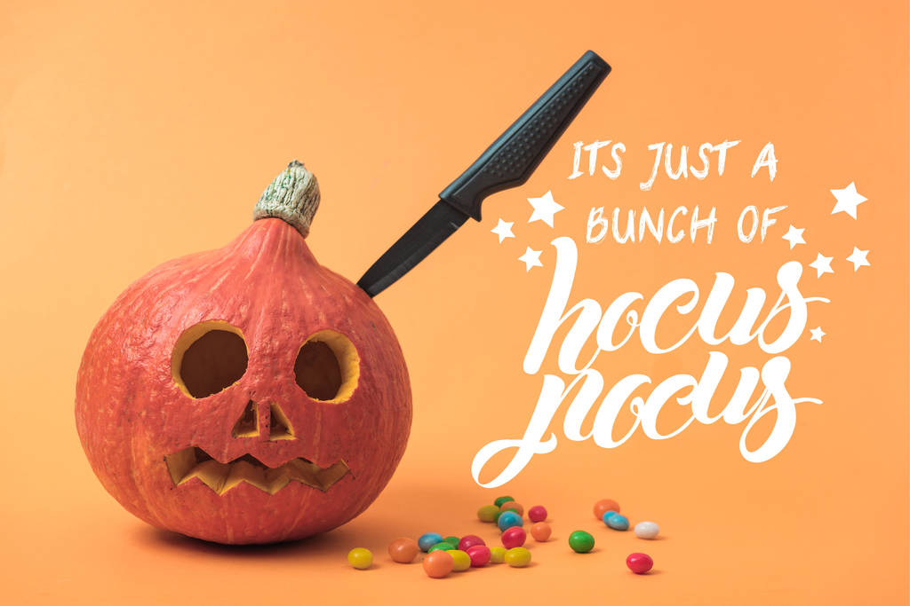 жуткий Хэллоуин тыква с ножом и конфеты на оранжевом фоне с фокус-покус иллюстрации
 - Фото, изображение