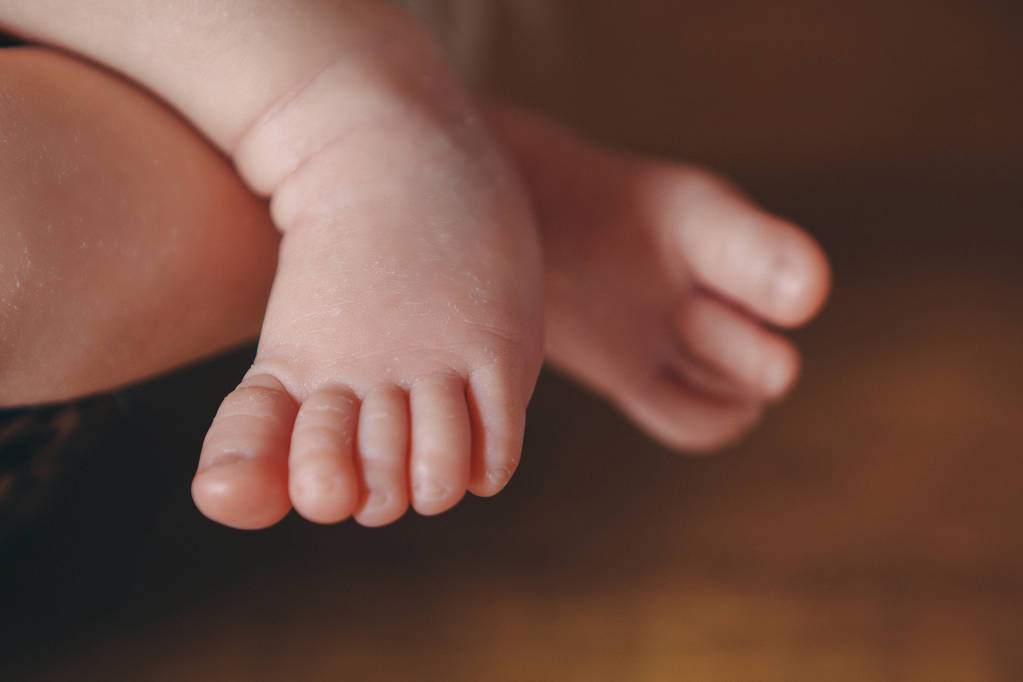 赤ん坊の足、指を閉じてください。新生児の足、子供時代のマッサージの概念、医療、体外受精、衛生 - 写真・画像