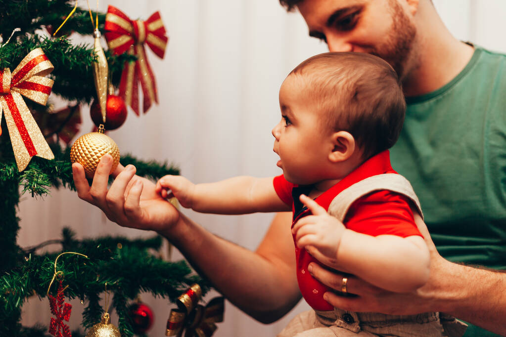 Oyuncu baba küçük oğluna Noel ağacını gösteriyor. - Fotoğraf, Görsel