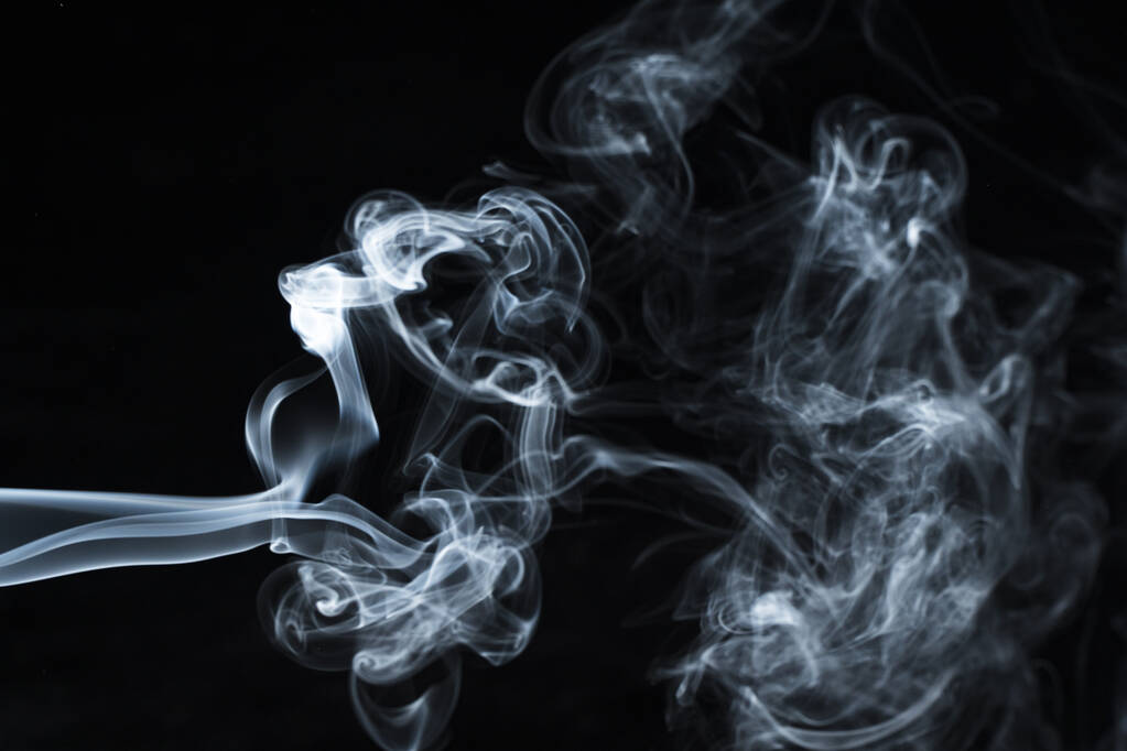Karanlık bir arka plan üzerinde duman bir wisp fotoğrafı - Fotoğraf, Görsel