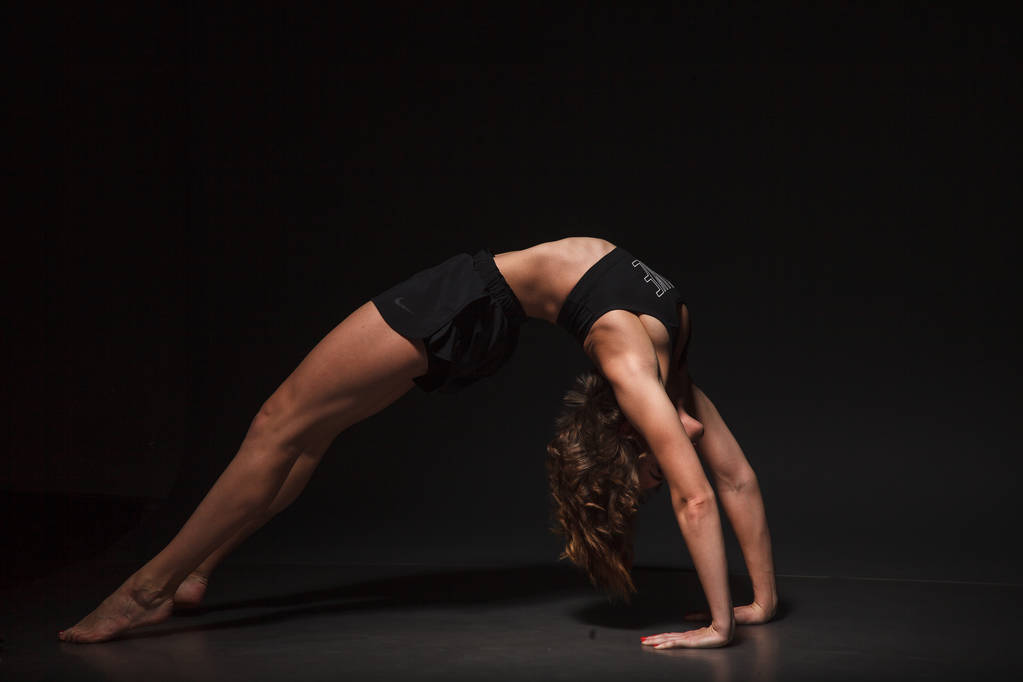 Chica joven haciendo yoga
 - Foto, Imagen