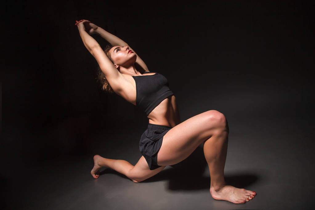 Yoga yaparken genç kız - Fotoğraf, Görsel