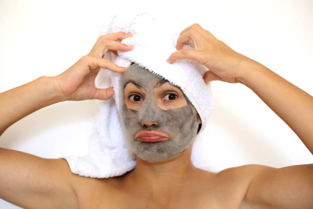 Бульбашка кисневого вугілля чорна маска. Лікування обличчя. Популярна лицьова маска для обличчя проти ворсинок і прищів. Відомий тренд краси
. - Фото, зображення