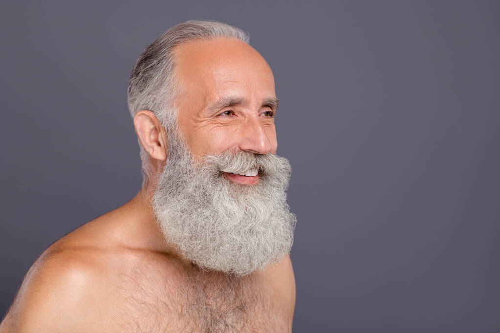 Foto de agradado velho homem maduro avô sorrindo toothily satisfeito sobre o trabalho de seu cabeleireiro isolado sobre fundo de cor cinza
 - Foto, Imagem