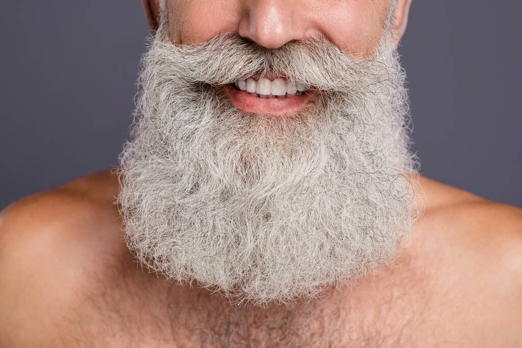 Rajataan lähikuva kuva iloinen houkutteleva komea hyvin vanha mies näyttää hampaitaan ympäröi parta eristetty harmaa väri tausta
 - Valokuva, kuva